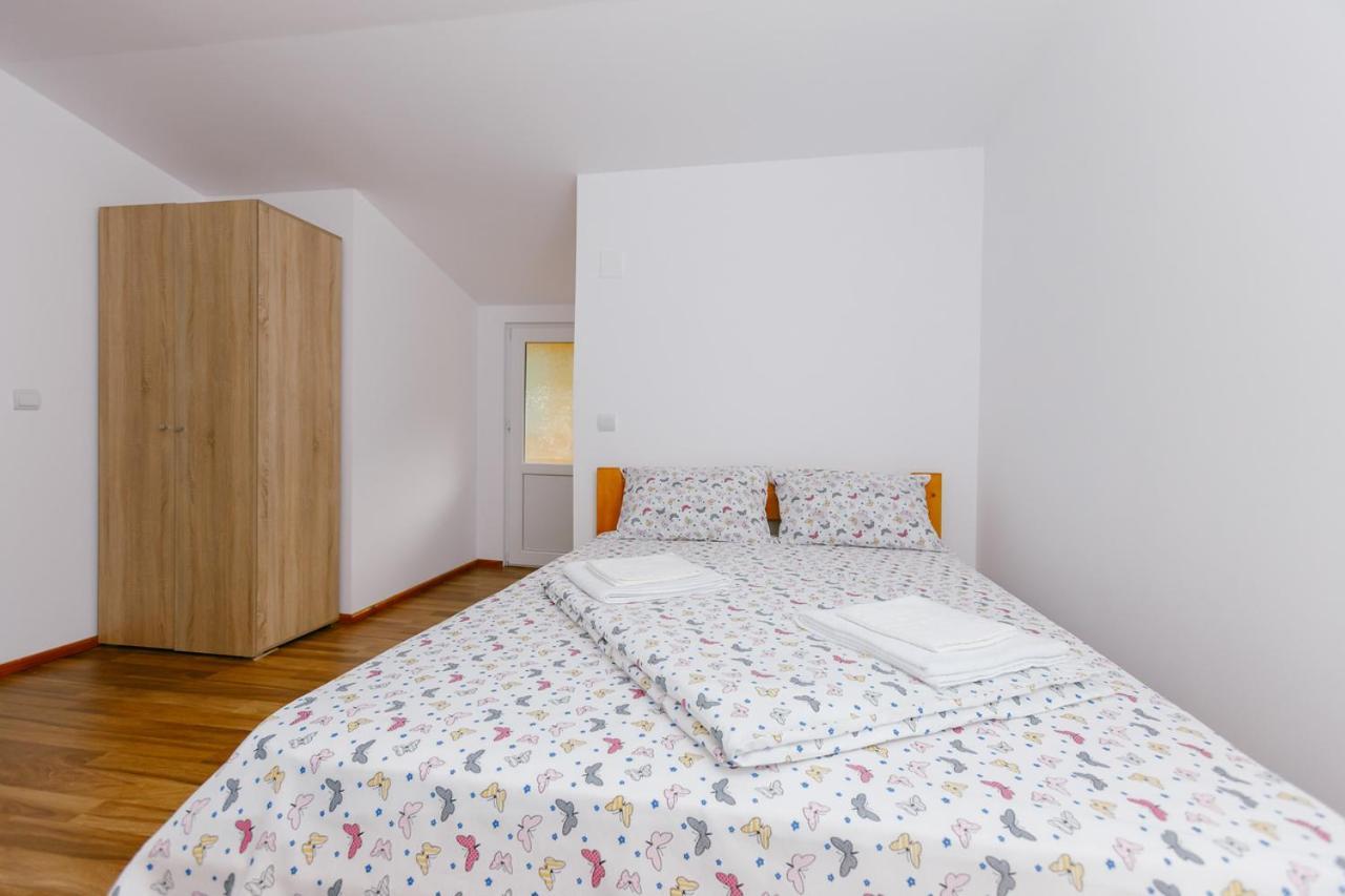 Casa Vio Guest House Nehoiu Eksteriør bilde