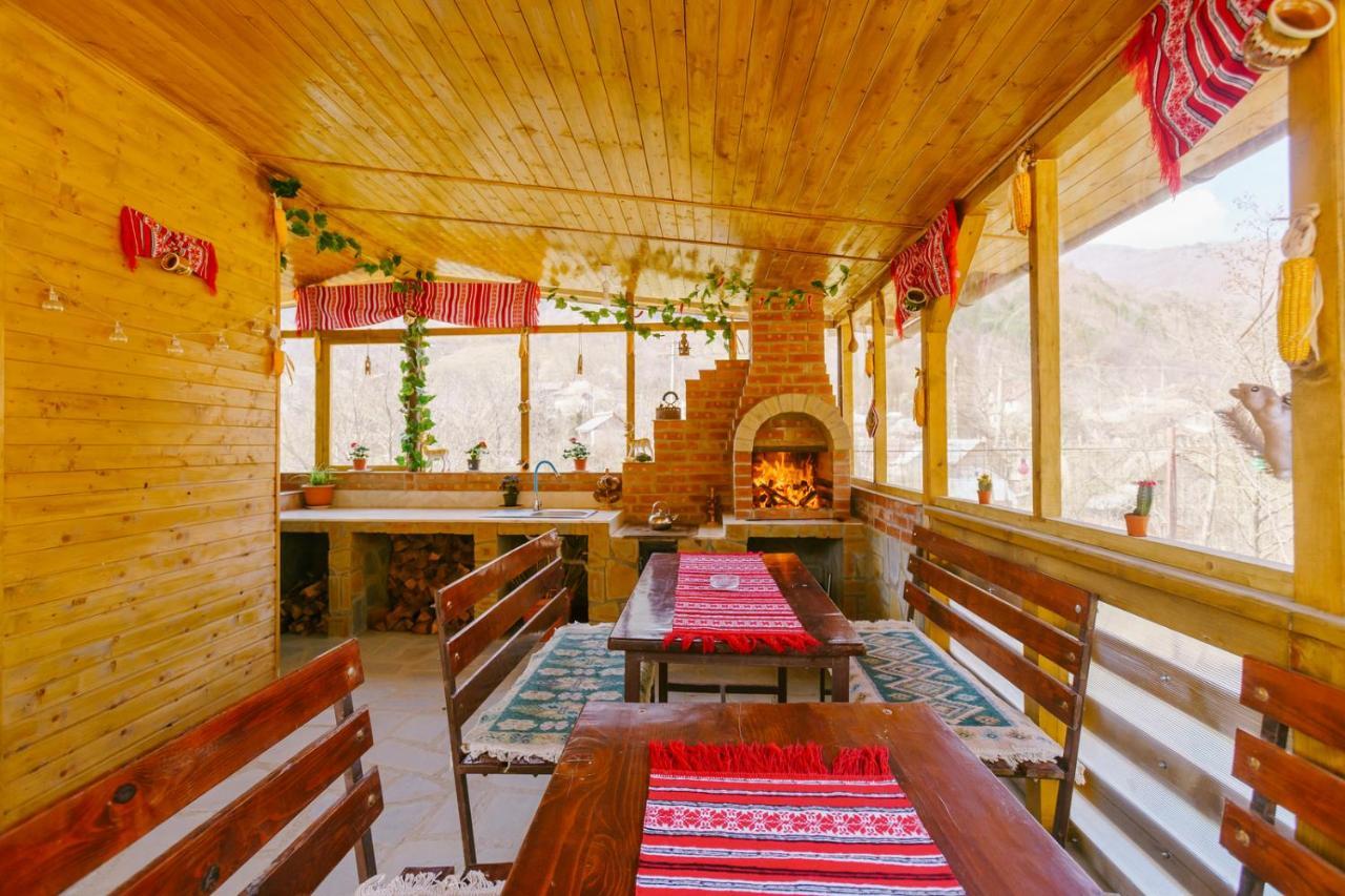 Casa Vio Guest House Nehoiu Eksteriør bilde