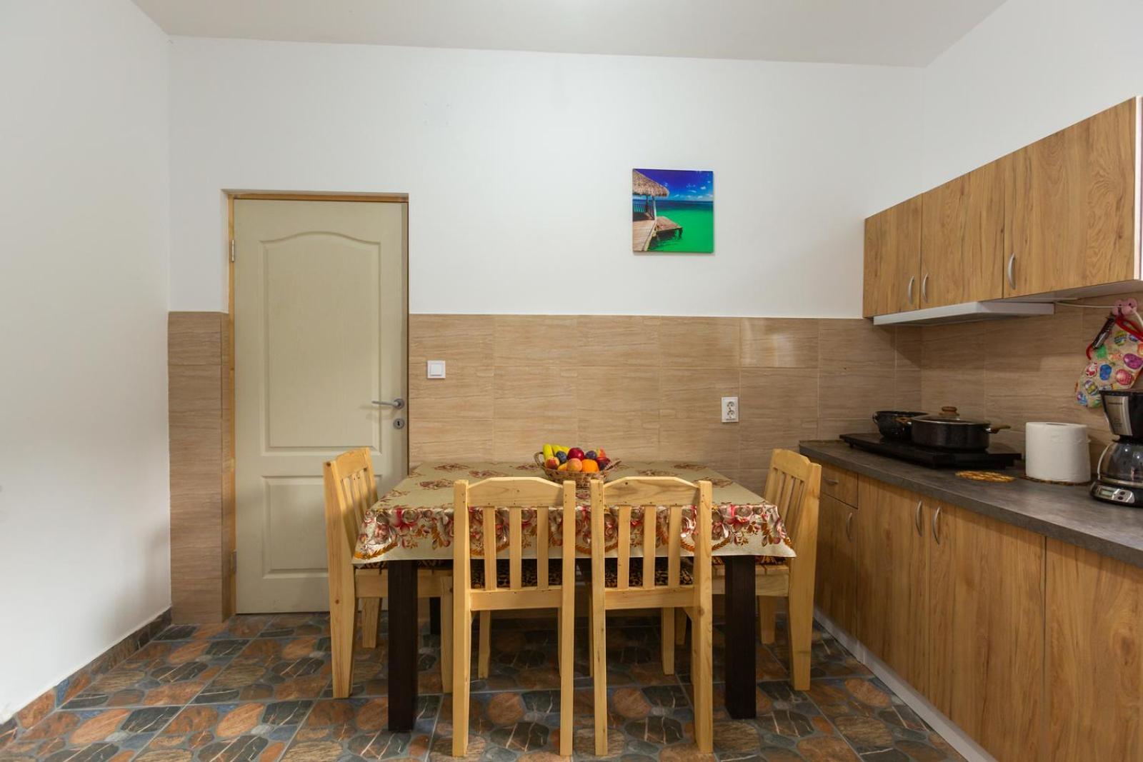 Casa Vio Guest House Nehoiu Eksteriør bilde
