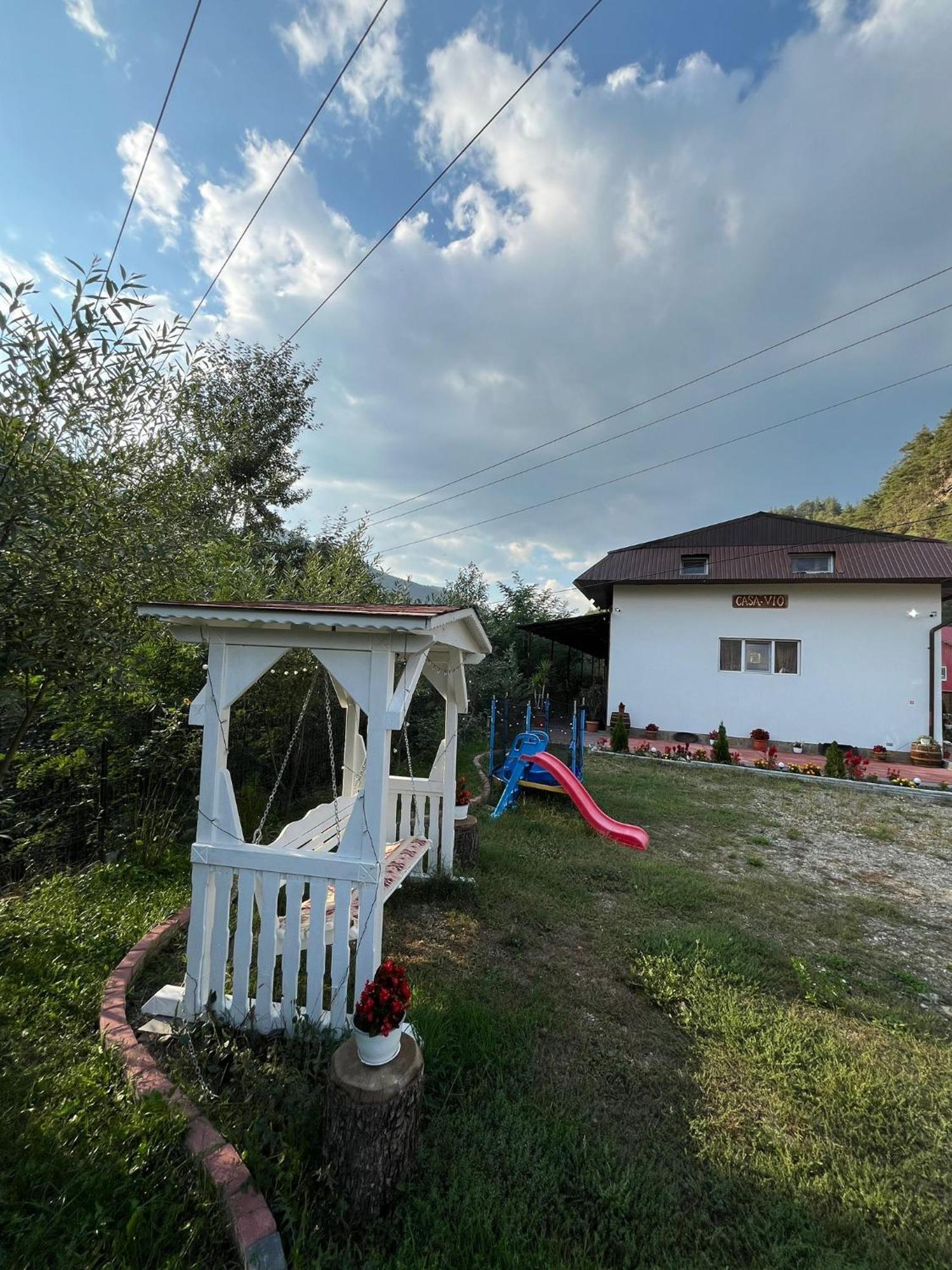 Casa Vio Guest House Nehoiu Eksteriør bilde