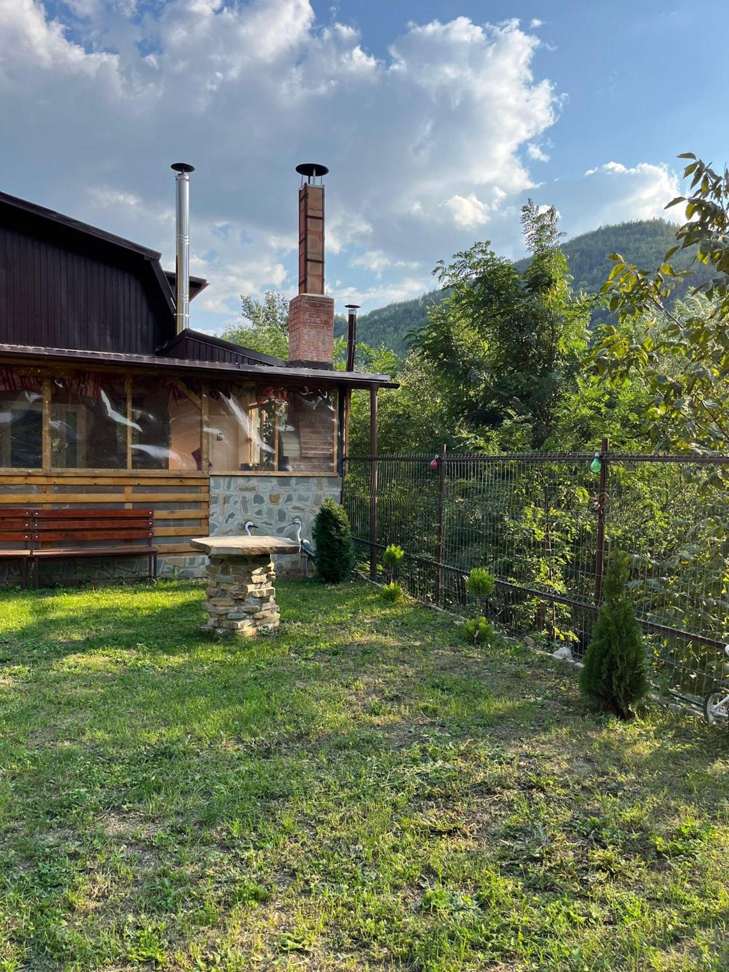 Casa Vio Guest House Nehoiu Eksteriør bilde